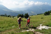 08 Si  parte dal parcheggio d'Alpe Arera (1600 m) sul sentiero 221 per Rif. Capanna 2000